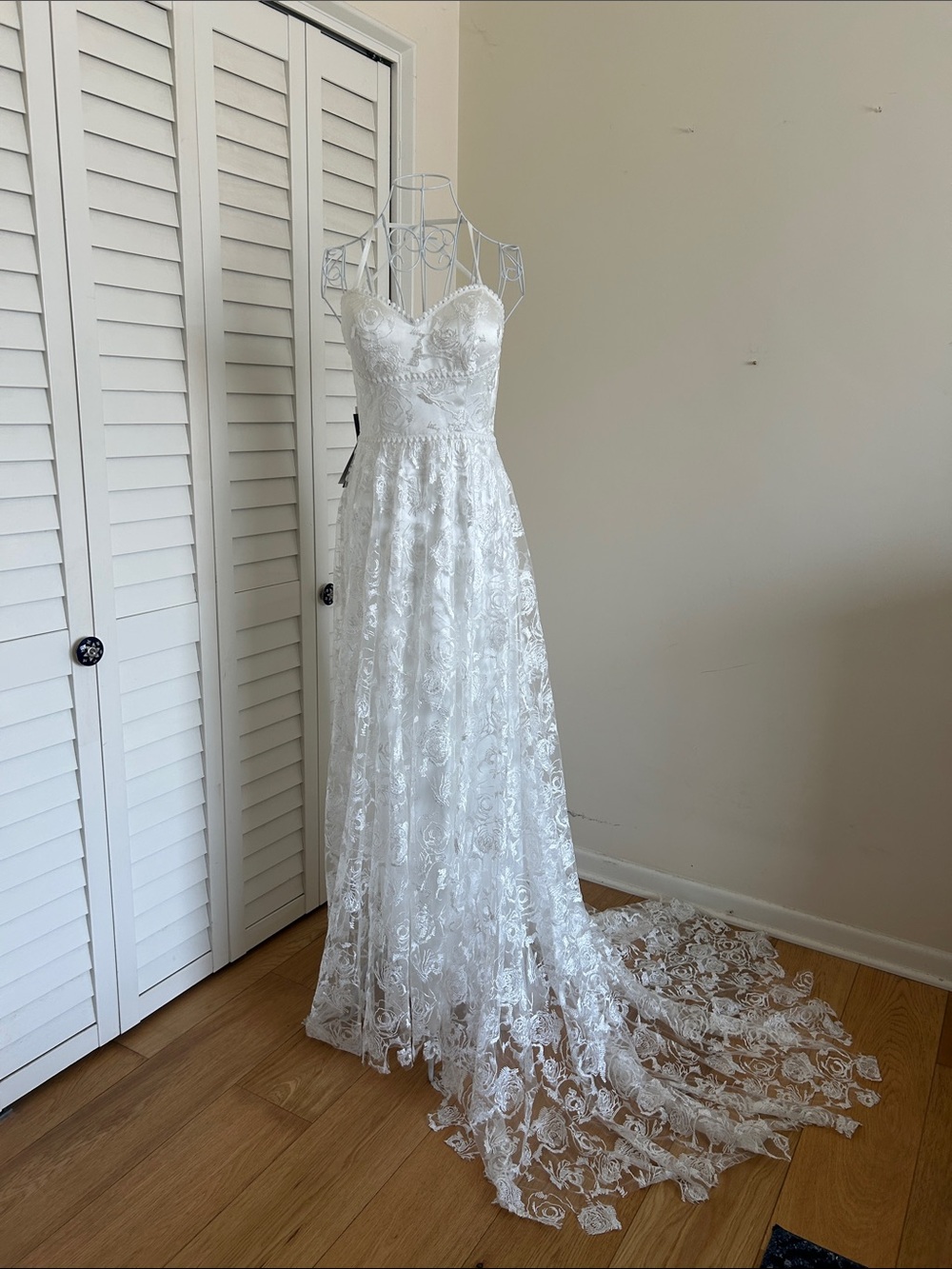 Elegant Lace Backless Wedding Dress - White